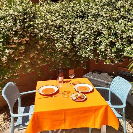 Orange Casanova - Fibre-optic Internet And Garden Apartment *