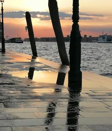Orange Casanova - Fibre-optic Internet And Garden Apartment Venice